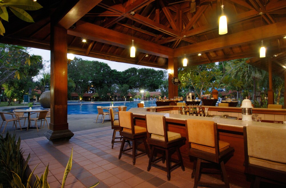 Poolside Bar