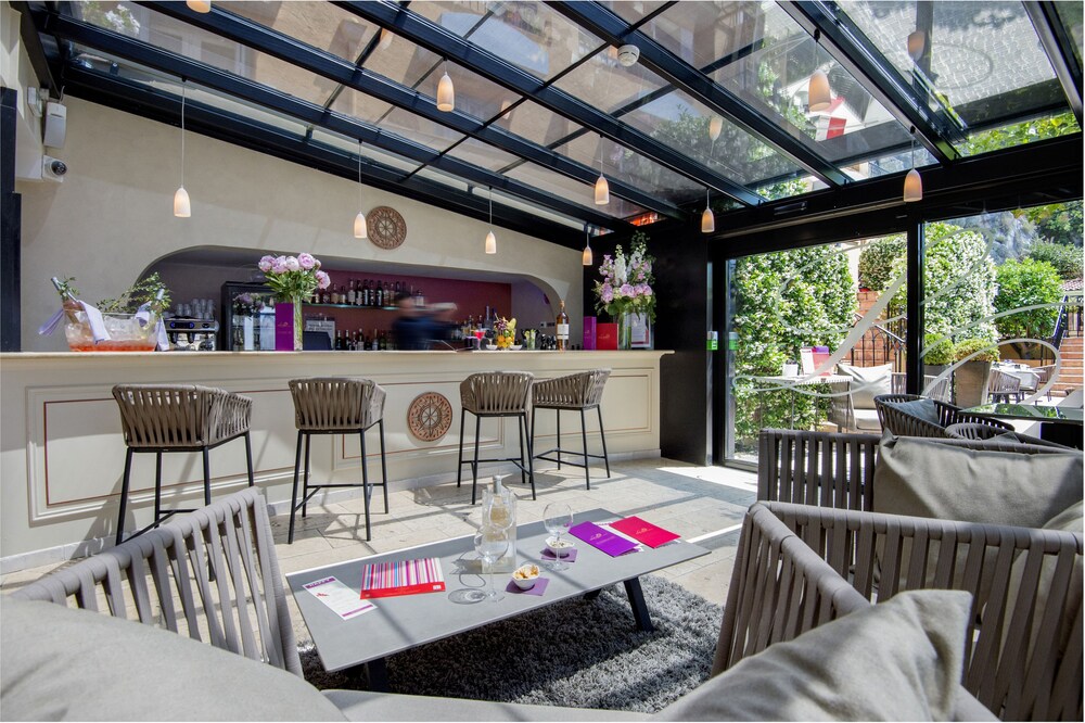 Hotel Bar