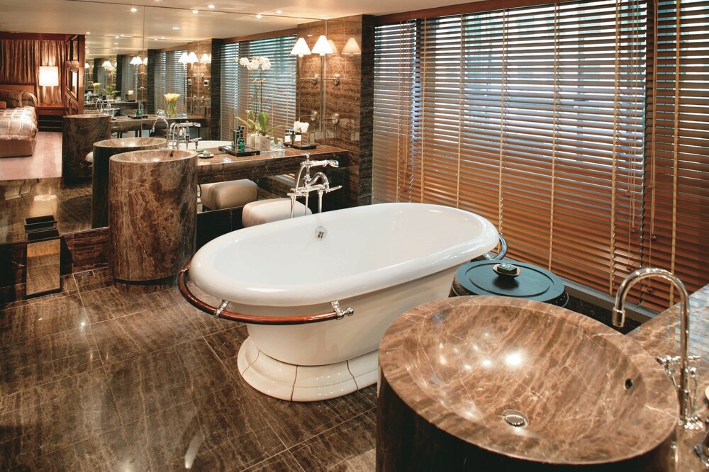 Deep Soaking Bathtub