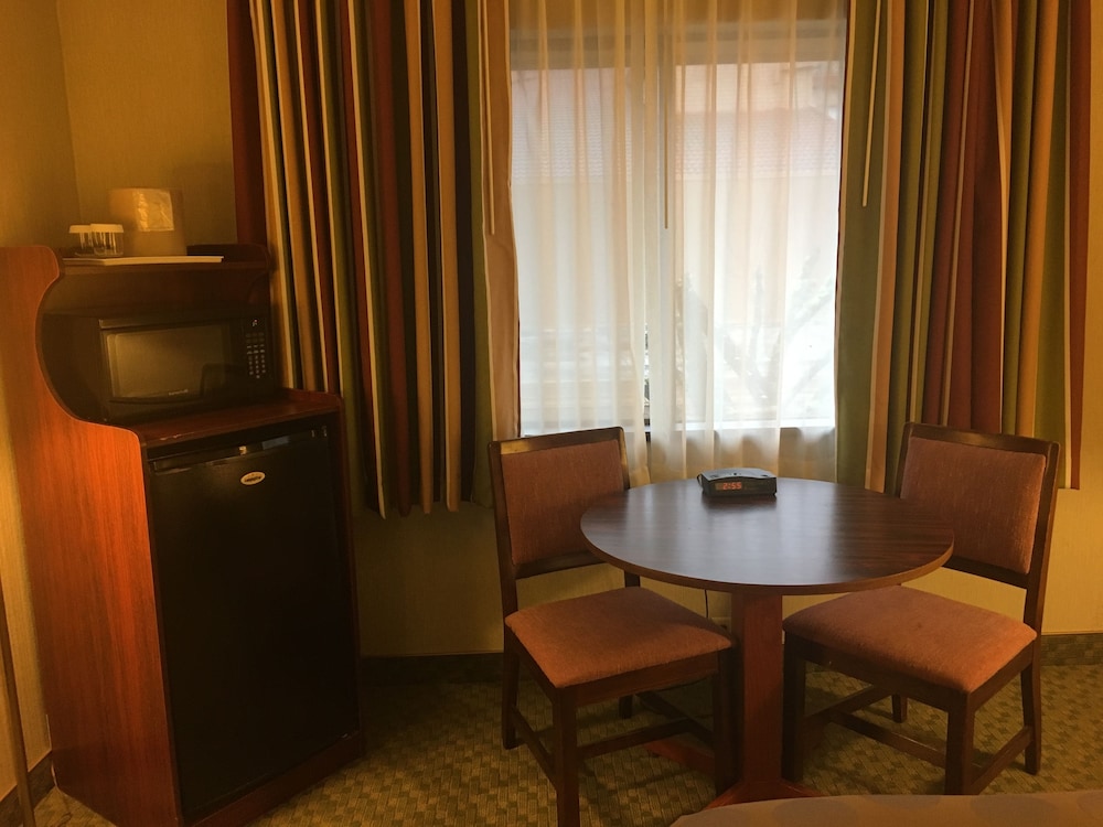 In-room dining, Ramada by Wyndham Portland Airport