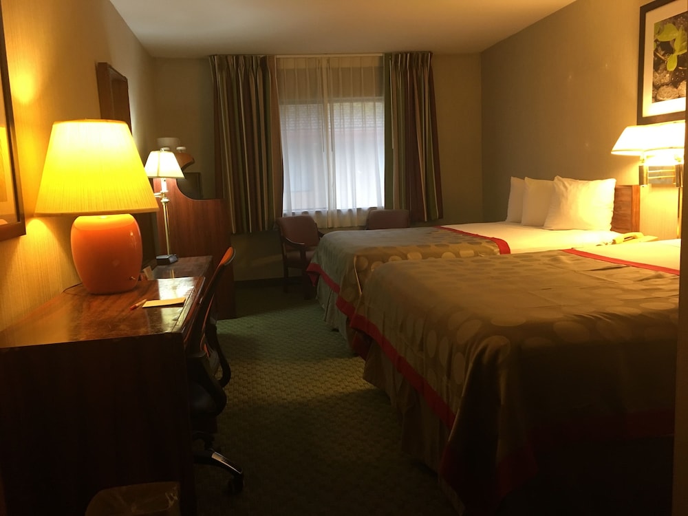 Room, Ramada by Wyndham Portland Airport