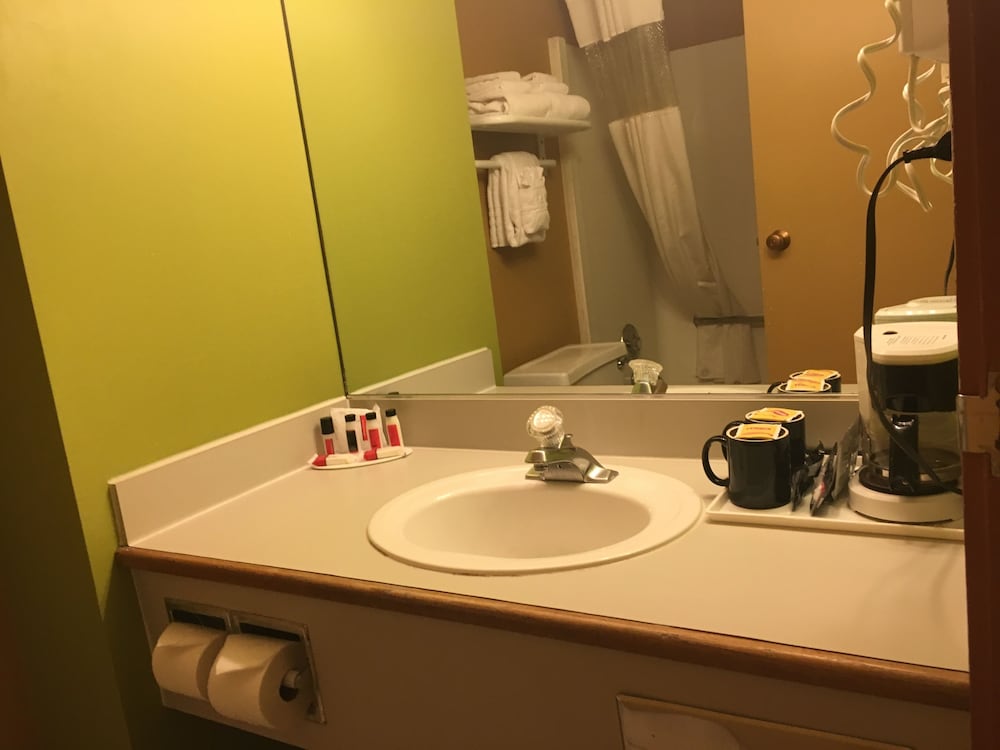 Room, Ramada by Wyndham Portland Airport