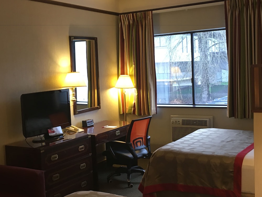 Room, Ramada by Wyndham Portland Airport