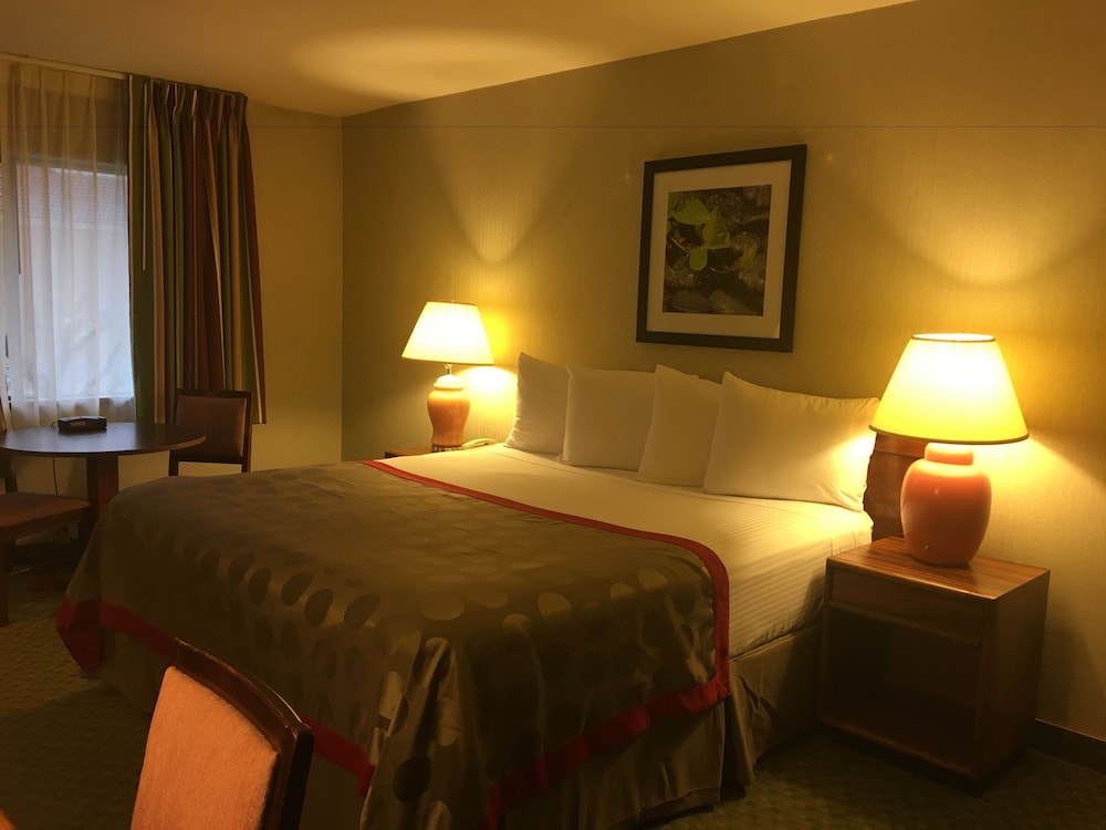 Room, Ramada by Wyndham Portland Airport