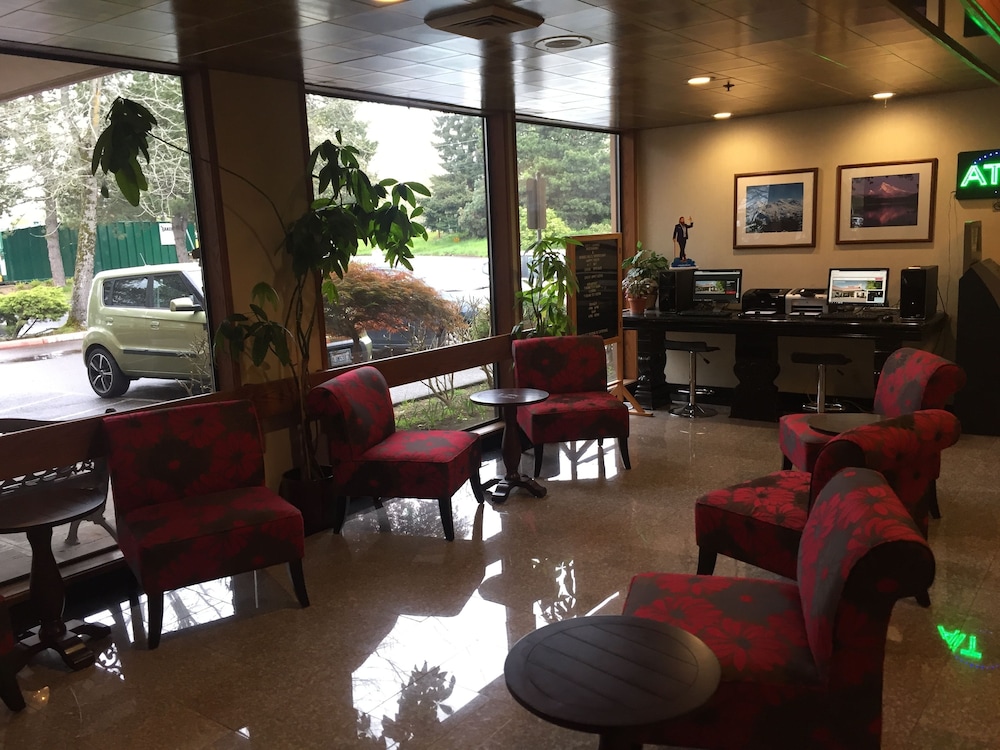 Lobby sitting area, Ramada by Wyndham Portland Airport