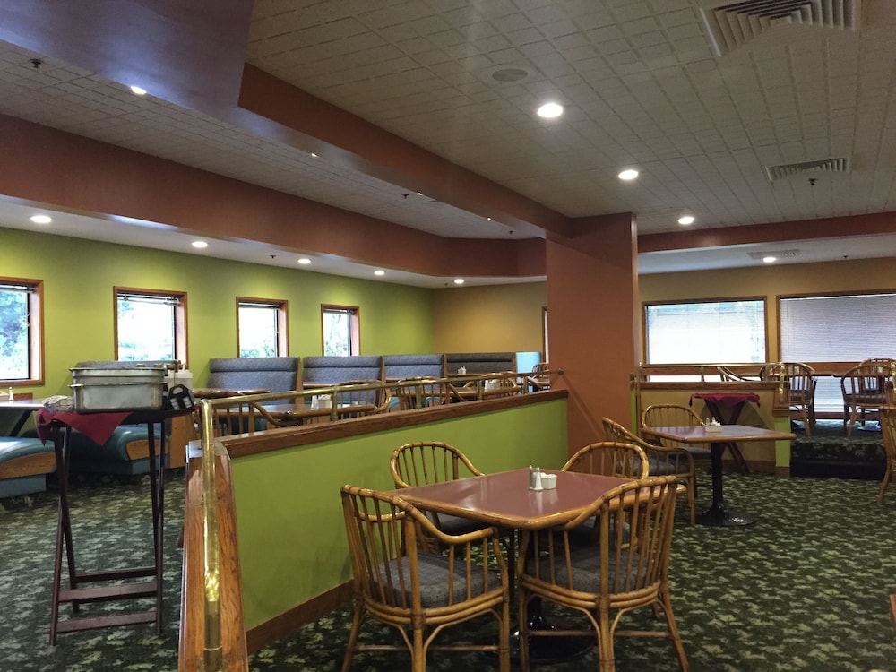 Breakfast area, Ramada by Wyndham Portland Airport