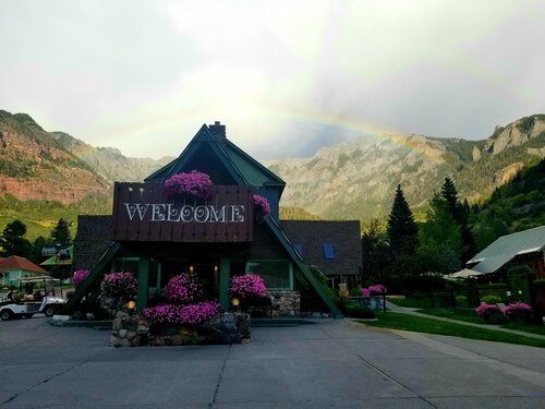 Twin Peaks Lodge & Hot Springs