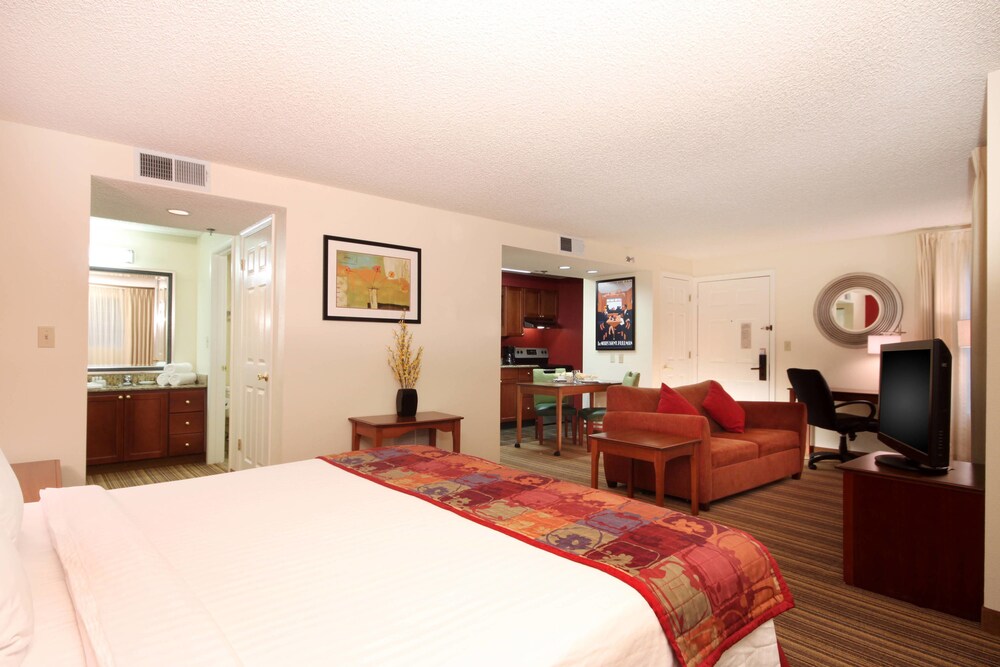 Studio, 1 Queen Bed with Sofa bed, View - Guestroom