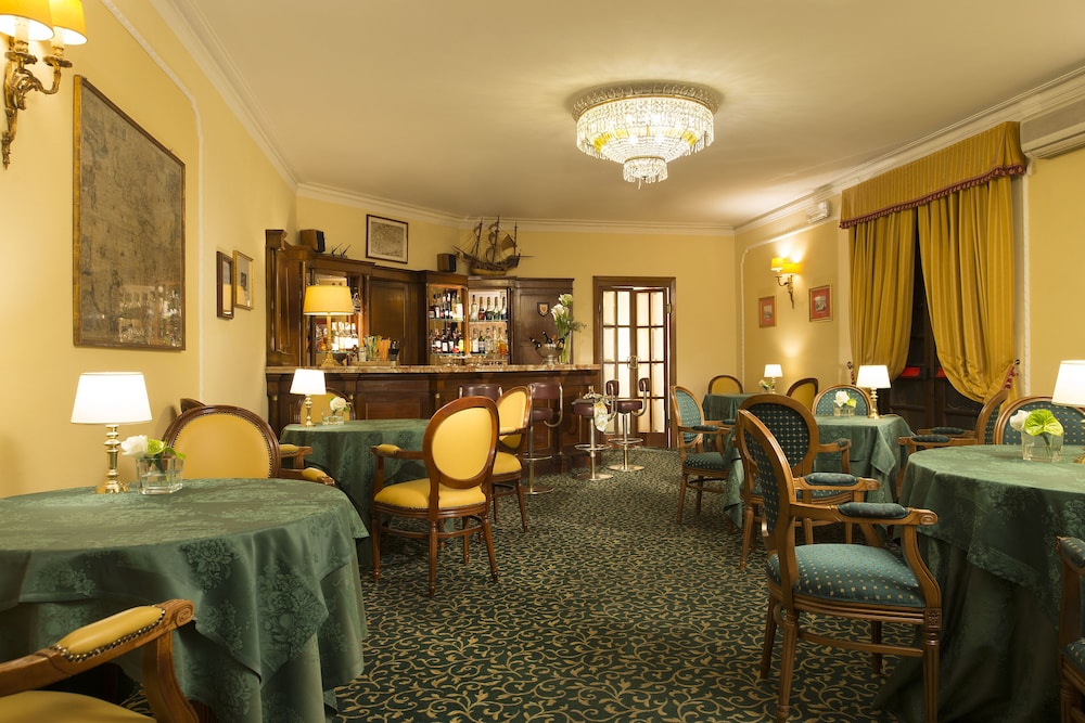 Hotel Bar