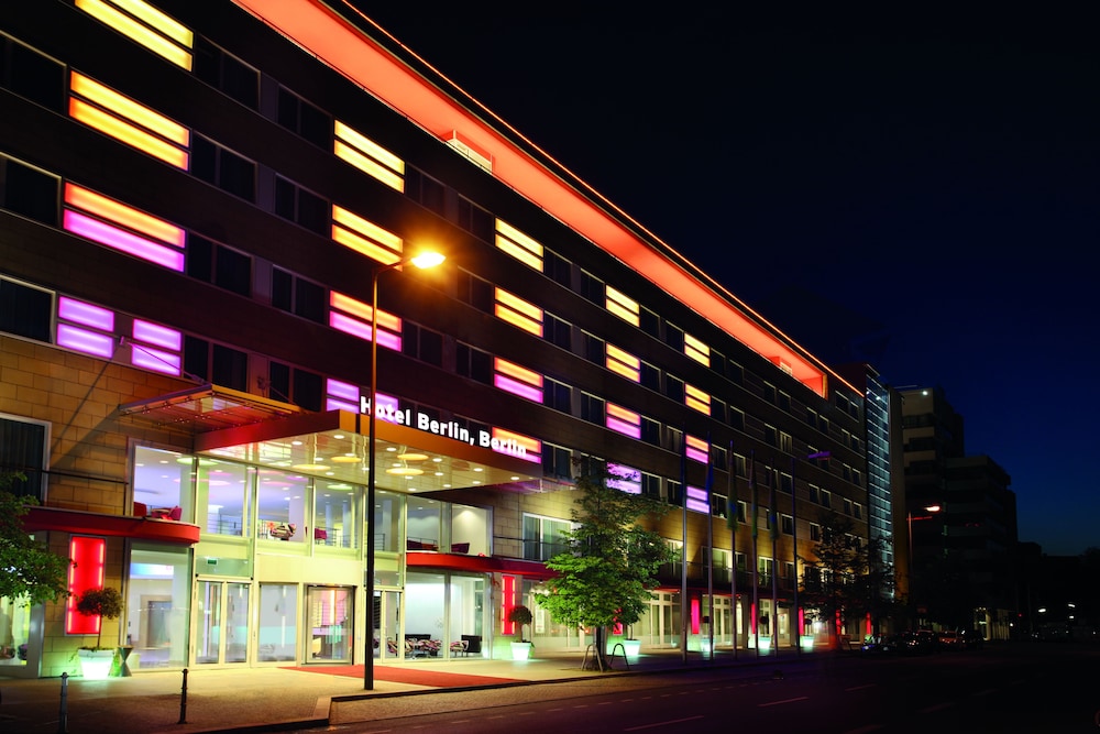 Hotelfassade am Abend/bei Nacht