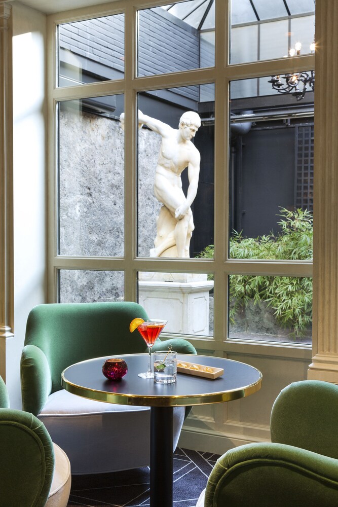 Hotel Bar