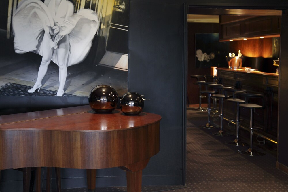 Hotel Bar