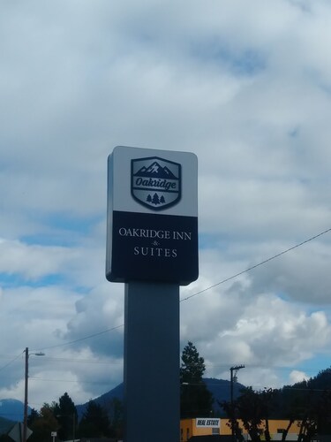 Oakridge Inn & Suites