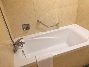 Deep Soaking Bathtub