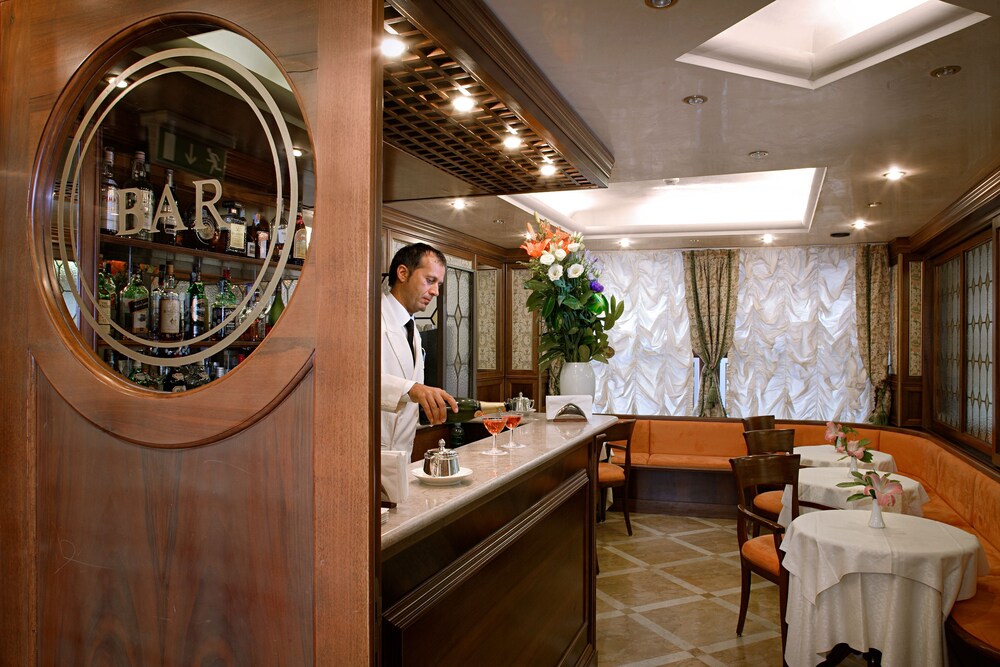 Hotel Bar