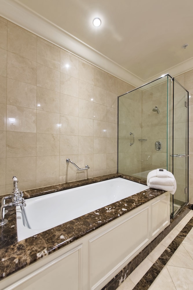 Deep Soaking Bathtub