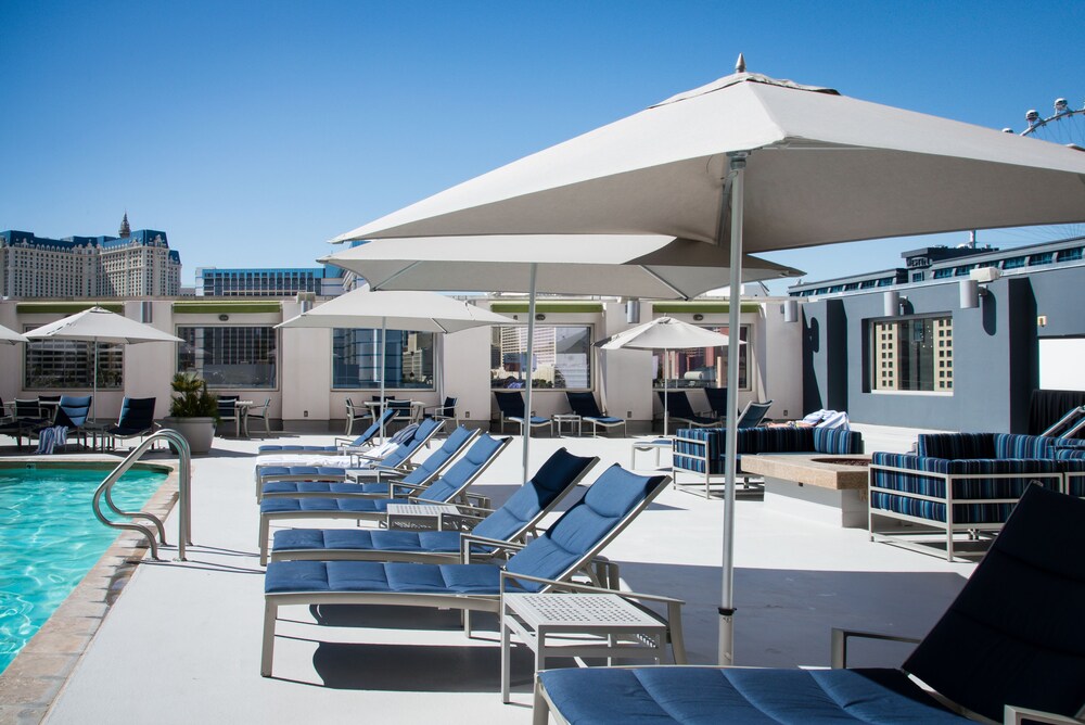 Outdoor pool, The Platinum Hotel