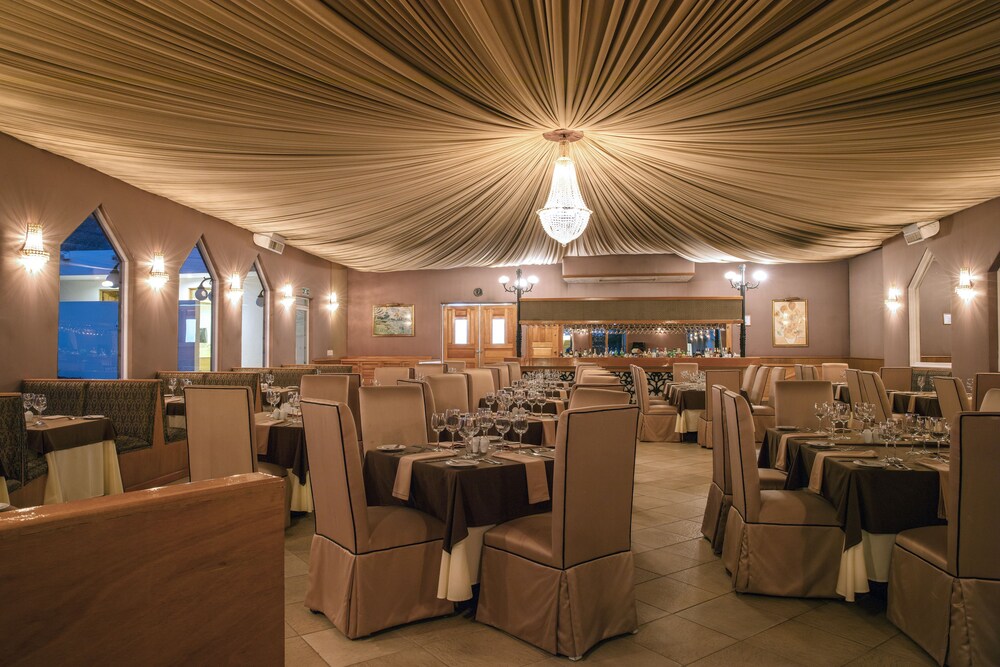 Couples Dining