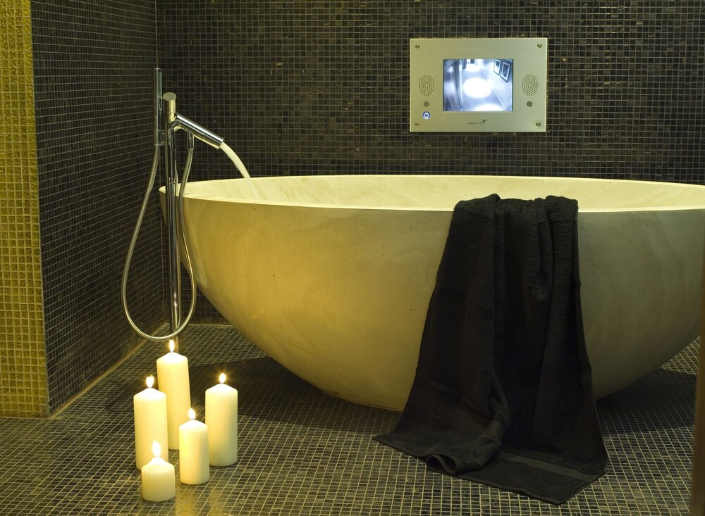 Deep Soaking Bathtub