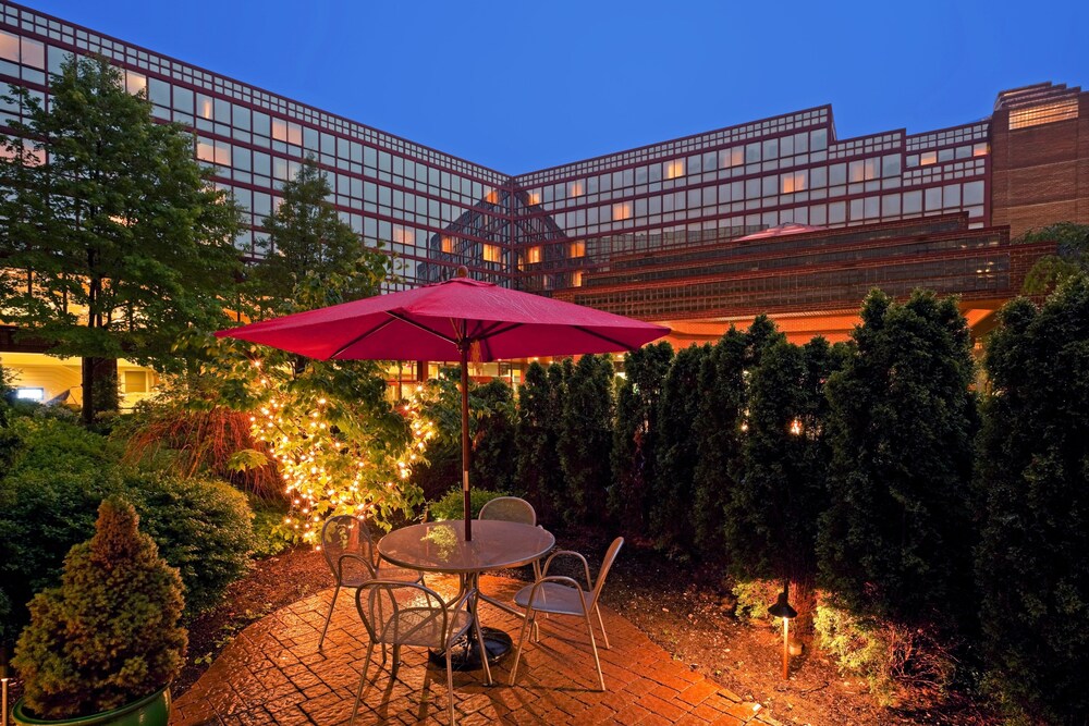 Terrace/patio, LaGuardia Plaza Hotel