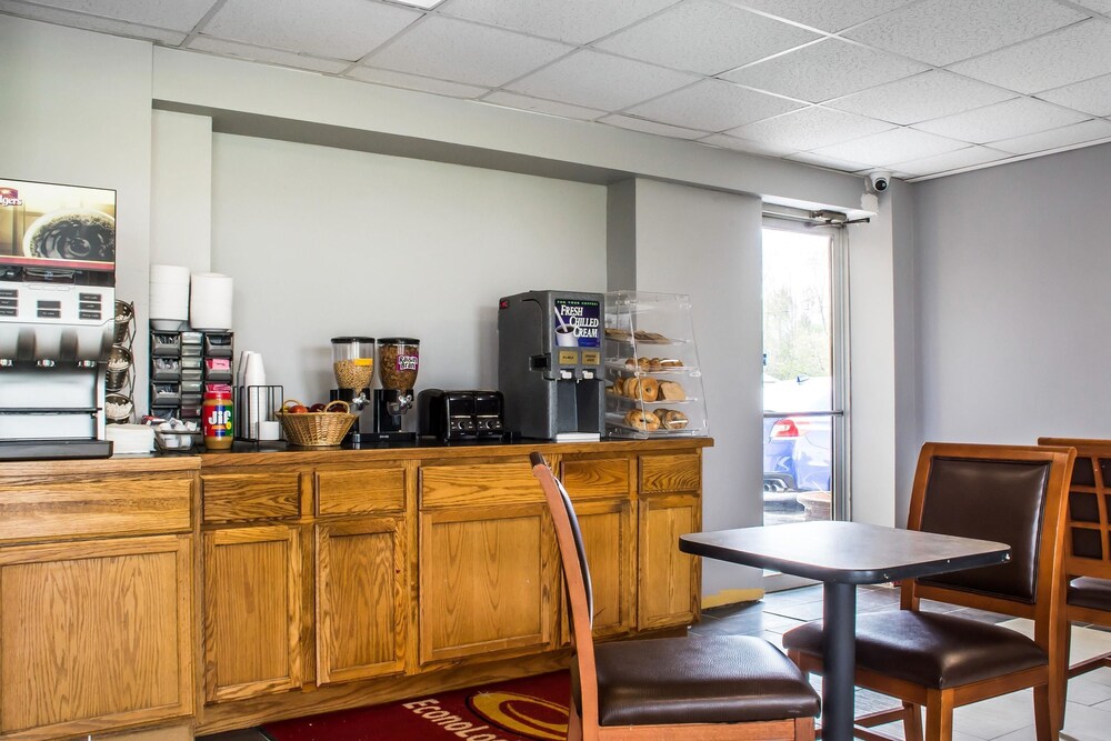 Breakfast area, Econo Lodge Brockport