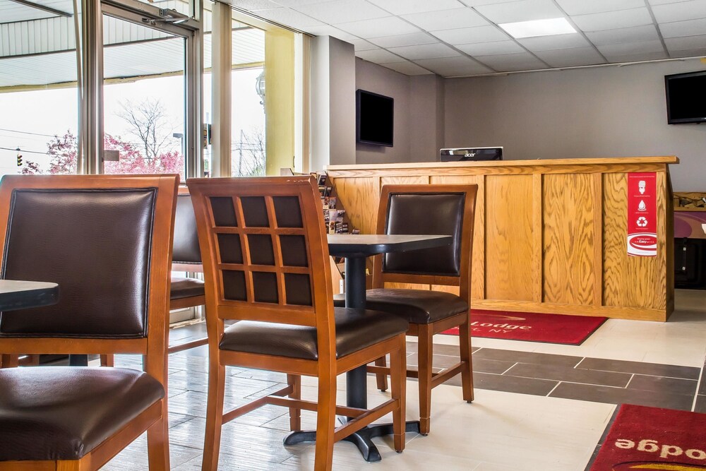 Lobby, Econo Lodge Brockport