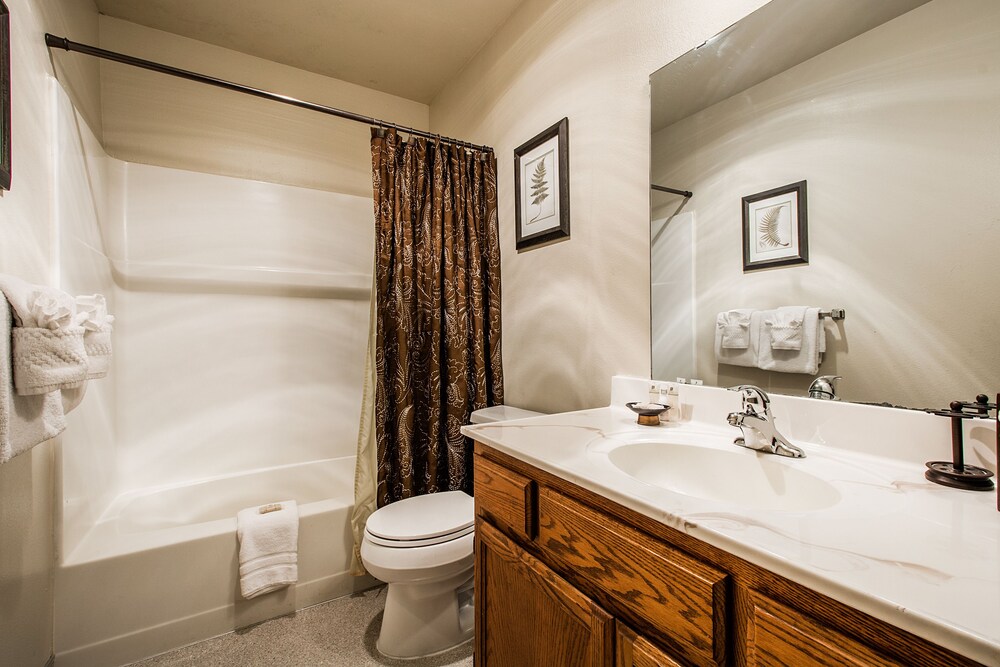 Standard Double Room - Bathroom