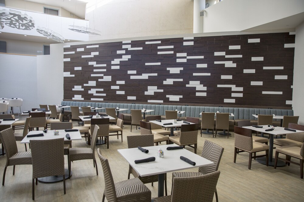 Family dining, Holiday Inn Orlando International Airport, an IHG Hotel