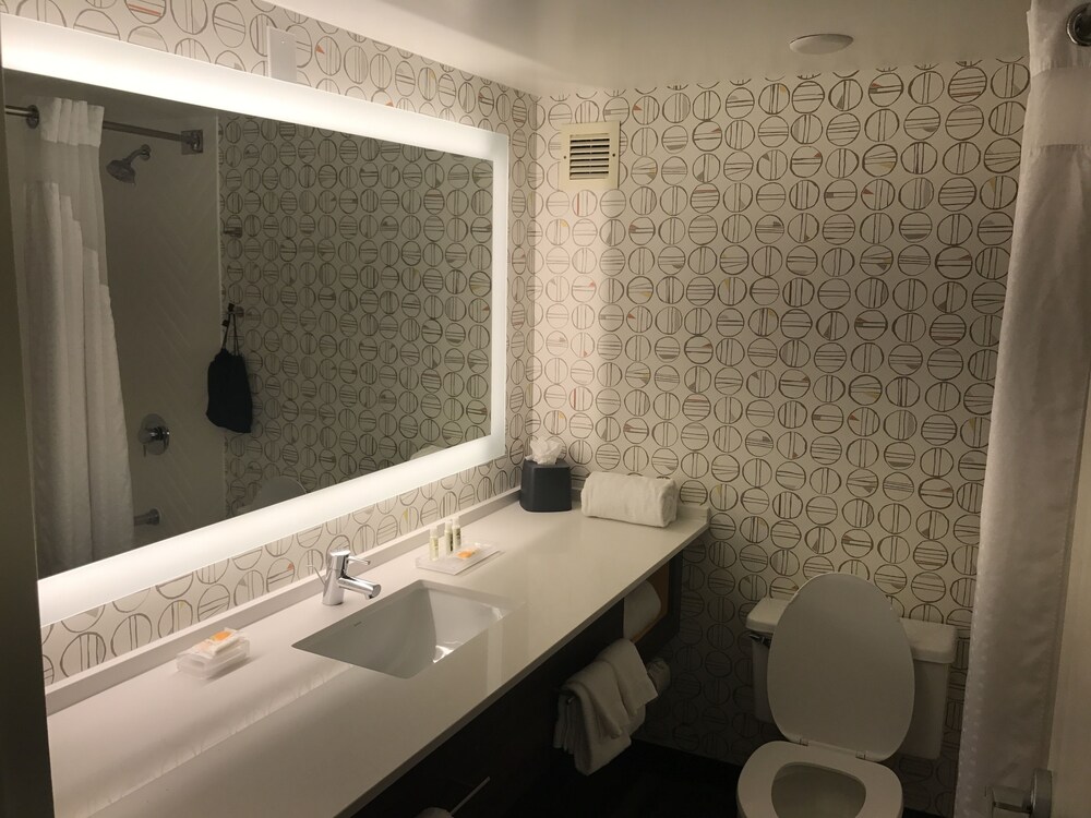 Bathroom sink, Holiday Inn Orlando International Airport, an IHG Hotel