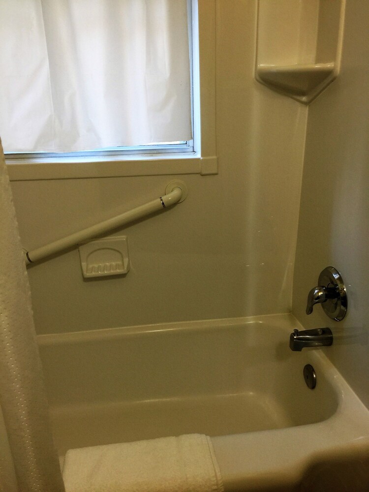 Deep Soaking Bathtub