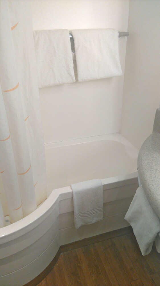 Deep Soaking Bathtub