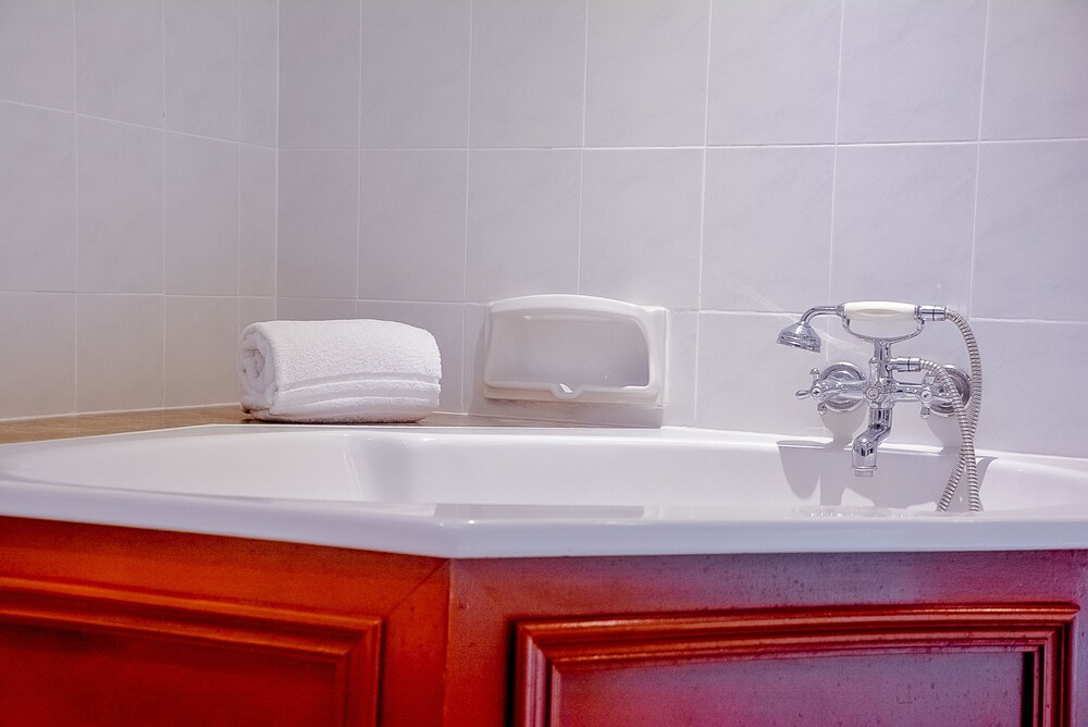 Deep Soaking Bathtub