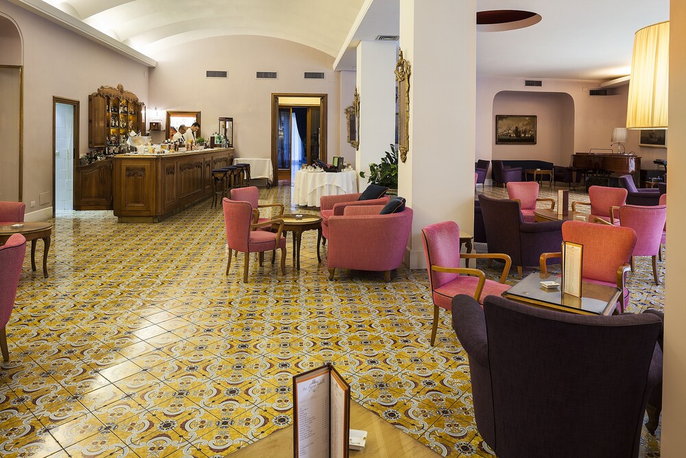 Hotel Bar