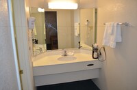 2 Double Beds Nonsmoking W/ Microwave and Mini Fridge