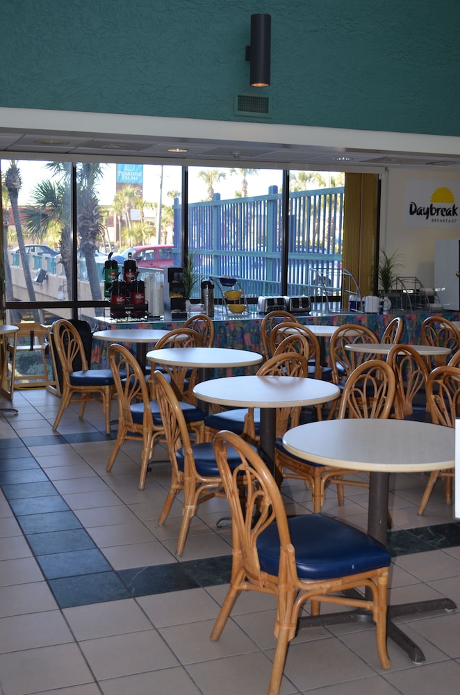 Breakfast area, Days Inn by Wyndham Panama City Beach/Ocean Front