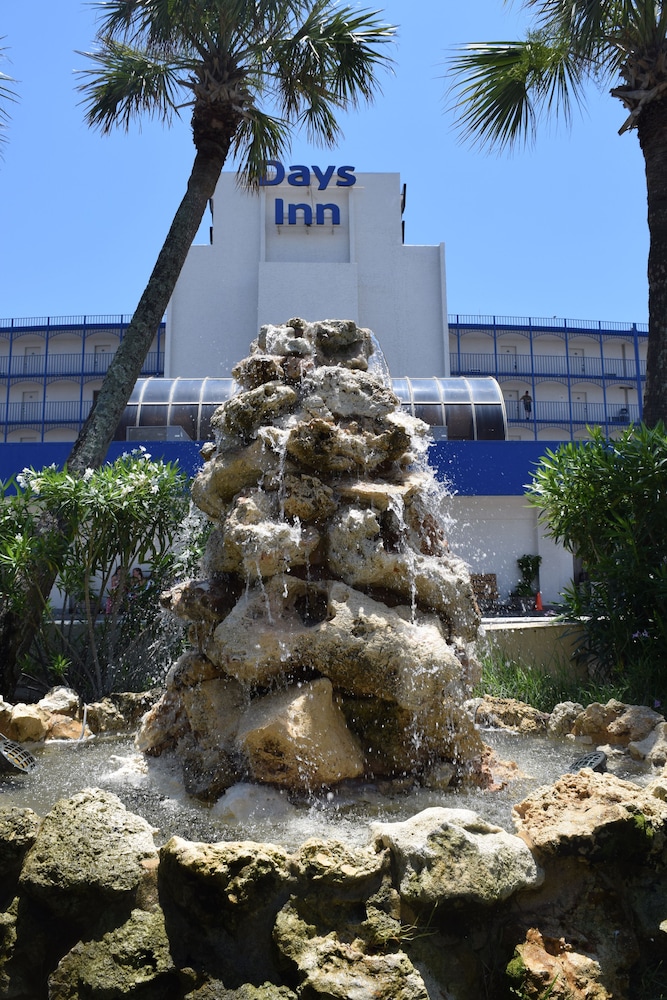 Fountain, Days Inn by Wyndham Panama City Beach/Ocean Front