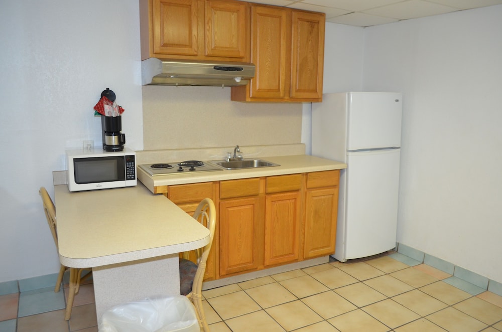 Private kitchenette, Days Inn by Wyndham Panama City Beach/Ocean Front