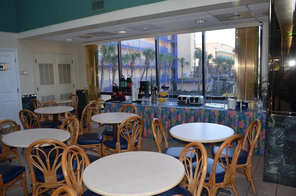 Breakfast area, Days Inn by Wyndham Panama City Beach/Ocean Front