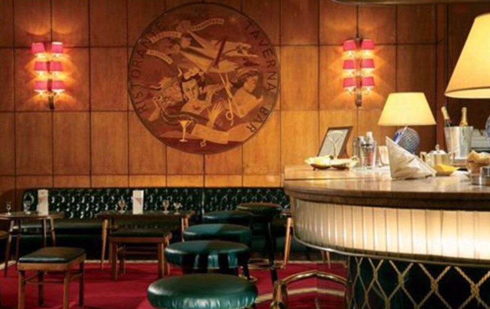 Hotel Bar