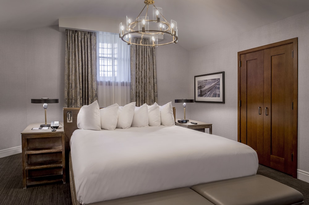 Room, St. Louis Union Station Hotel, Curio Collection by Hilton