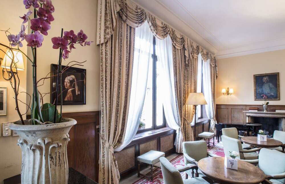 Hotel Lounge