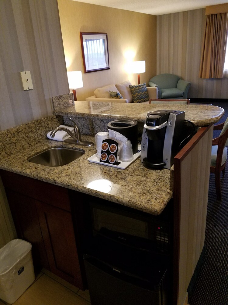 Private kitchenette, Best Western Cascadia Inn