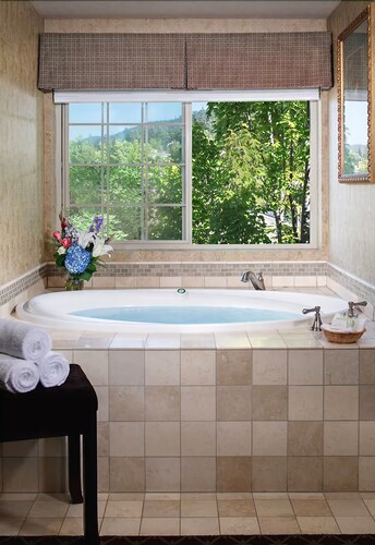 Deep Soaking Bathtub