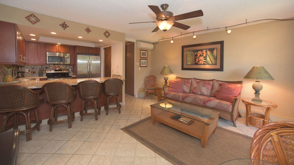 Condo, 2 Bedrooms, Partial Ocean View - Living Area