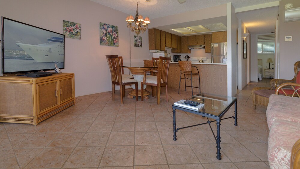 Condo, 1 Bedroom, Partial Ocean View - Living Area