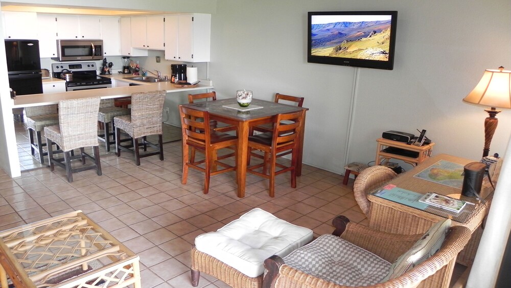 Condo, 2 Bedrooms, Ocean View - Living Area