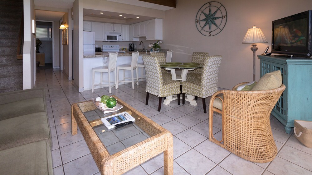Condo, 2 Bedrooms, Ocean View - Living Area