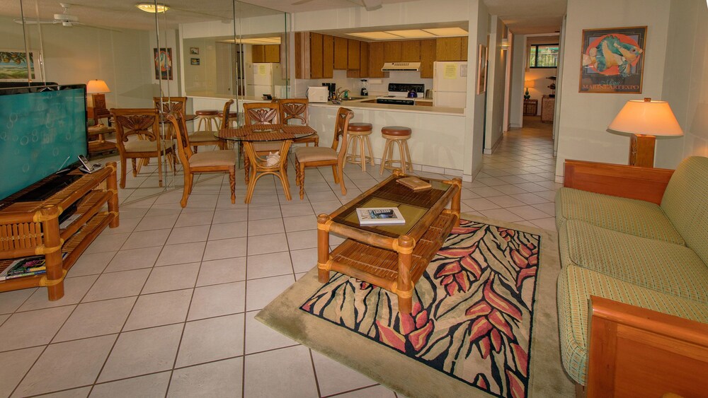 Condo, 1 Bedroom, Partial Ocean View - Living Area