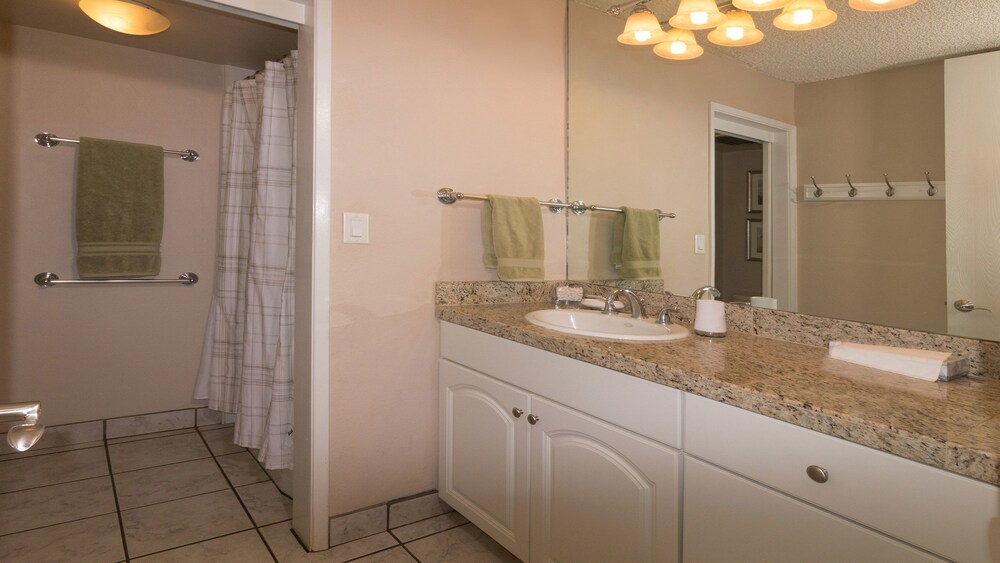 Condo, 2 Bedrooms, Ocean View - Bathroom