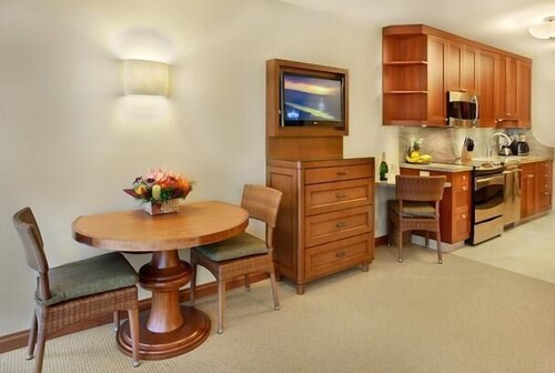 Suite, 1 Bedroom, Oceanfront - In-Room Dining